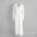 Détail d'un ensemble en tricot blanc avec cardigan long et robe longue à col en V avec ceinture - S / Blanc