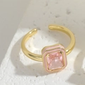 Dettaglio anello con gemma rosa quadrata e bordo in smalto su pietra bianca - Pietra Quadrata Rosa / Rosa