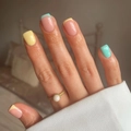 Faux ongles carrés macaron bleu et jaune sur modèle avec bague en perle dorée - Style Carré Court Français Macaron Color-block (JP2596)