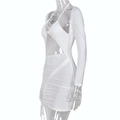 Détail de la robe courte blanche à manches longues avec découpe et fronces latérales - S / Blanc