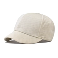 Detalle de la estructura de malla transpirable en una gorra de béisbol beige de visera corta - Beige
