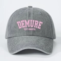 Gorra de béisbol gris lavado con texto bordado rosa Demure Very Mindful retro - Gris