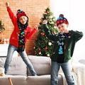 LED-Weihnachtsmütze und Schal Set für Kinder mit festlichen Mustern in leuchtenden Farben - Neues Schwarzes Weihnachtsbaum Set