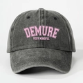 Primer plano del bordado Demure rosa sobre gorra de béisbol gris lavado vintage - Negro