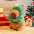 Weihnachten Wasserschwein Plüschtier im Baumkostüm auf Holztisch mit festlichen Geschenkboxen - Weihnachtsbaum-Stil