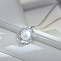 Elegante Kamelien-Perlenkette mit Zirkonia-Anhänger auf weißem Schmuckkästchen - Silber