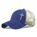 Detail der Kreuzstickerei auf blauer Baumwolle und beigem Mesh der Trucker-Mütze - Einheitsgröße / Königsblau
