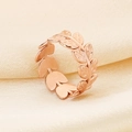 Detalle de anillo de hoja de oro rosa sobre seda beige mostrando la textura de la vid - Estilo de Hoja (KR105273) / Oro rosa
