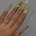 Unghie finte lunghe quadrate con sfumatura verde-rosa, dettagli oro 3D e catenine - Sfumatura Verde Rosa Filo d'Oro (DS117)