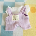 Süßes Puppen-Outfit mit weißem T-Shirt und lila Strick-Latzhose für 17cm große Plüschfiguren - Passend für 17cm Puppe / Weißes T-Shirt + Latzhosenset / Weiß/Lila