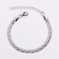 Dettaglio di una catena piatta a serpente in acciaio inossidabile argento con chiusura a moschettone - Stile Lisca di Pesce Goffrato a Onde / Color Acciaio