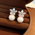 Boucles d'oreilles en argent avec perles blanches et breloques fleur en zircone cubique - Style Beige Argent (75#)