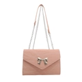 Détail d'un sac à main plissé rose avec nœud métallique argenté et bandoulière - Rose