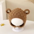 Detalle del tejido de punto y orejas de oso en el gorro de invierno marrón para bebé con botón - 8 meses-2 años / café
