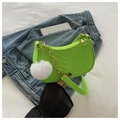 Detailansicht neongrüne Stepptasche mit weißem Plüschball und Goldkette auf Denim - Hellgrün