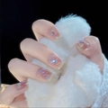 Kurze eckige Press-on Nails mit rosa Glitzer, 3D-Schmetterlingen und glänzenden Strasssteinen - Rouge Schmetterling Strass Stil (D-98) / Kleber-Typ