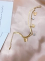 Dettaglio di un bracciale dorato a doppio strato in acciaio inossidabile con farfalle - Farfalla