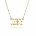 Macro d'un pendentif chiffre 111 gothique plaqué or 14K sur une fine chaîne de collier - Numéro 333 (Or)