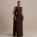 Détail d'une élégante robe de soirée marron sans manches avec taille froncée et drapé long - S / café
