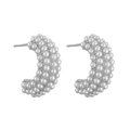 Détail macro de boucles d'oreilles en C ornées de plusieurs rangées de perles blanches - Forme en C Platine 1 Paire