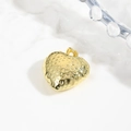 Detailansicht des 18k vergoldeten Herzanhängers mit gehämmerter Metallstruktur - 25*20mm Gehammerter Herzanhänger / Gold