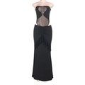 Details des schwarzen Neckholder-Maxikleids mit Mesh-Ausschnitten und Volant an der Taille - XS / Schwarz