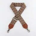 Detailansicht des 5cm breiten Jacquard-Gurts mit braunem Leder und Bronze-Beschlägen - Braun Beige Fischschuppe Feder (KJ253-A4-AP2-GS)