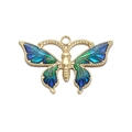 Dettaglio del ciondolo a farfalla dorata con smalto blu e verde e intarsio in zircone - 01-Farfalla Sfumata Blu Verde