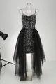 Detalle del vestido de lentejuelas negras con ribete de strass y falda de tul a capas - S / Negro