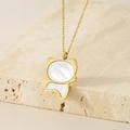 Dettaglio del ciondolo a gatto dorato con inserto in conchiglia su base in pietra - Forma di Gatto Oro (KN290889-GC)
