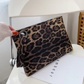 Γυναικείος φάκελος clutch με λεοπάρ σχέδιο, μεταλλική λαβή κρίκο και λουράκι - Λεοπάρ Καφέ