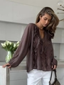 Dettaglio dello scollo a V con volant e lacci su camicetta in chiffon marrone scuro - S / Caffè Scuro