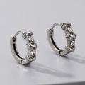 Orecchini a cerchio geometrici finitura argento con design incrociato e zirconi bianchi - Stile Intrecciato Croce Con Zircone Bianco (KE111067-OT)