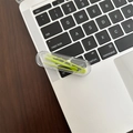 Dettaglio del set per lenti a contatto con pinzette verdi e ventosa in silicone in box - Verde