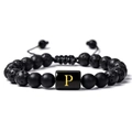 Détail de perles en pierre de lave noire et cordon ajustable avec breloque lettre P - Lettre P(P)
