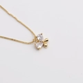 Elegante collar bañado en oro con colgante de mariposa y dos cristales claros en forma de gota - Oro/Transparente