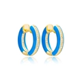 Détail macro de boucles d'oreilles créoles dorées avec émail bleu et zircone cubique - Bleu