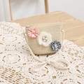 Dettaglio borsa a tracolla in paglia per bambini con tre fiori in tessuto e zip superiore - Borsa a tracolla / Beige / 52cm (2-5 Anni)