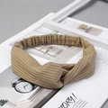 Détail du bandeau en maille côtelée kaki avec un design torsadé et bande élastique - Tricot Kaki