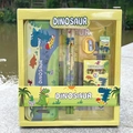 Vista detallada del juego de caja de regalo de papelería de dinosaurio de dibujos animados. - Dinosaurio