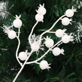 Ramas de bayas blancas artificiales para decoración navideña con acabado mate y tallos - Baya de Granada de 13 Cabezas (23cm)