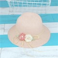 Dettaglio di un cappello di paglia rosa con fiori decorativi in tessuto e nappe intrecciate - Bambino S (50-52cm) / Solo Cappello / Rosa chiaro