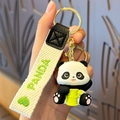 Süßer Panda-Schlüsselanhänger aus Harz mit grünem Bambus und beigem Baumwollband - Panda Hält Bambus Vertikal (Gewebtes Armband)