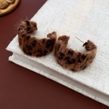 Vista dettagliata di orecchini a cerchio a C in peluche leopardato con perni dorati - 8# Orecchini a cerchio floccati a forma di C con stampa leopardata