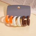 Detailansicht der drei Acryl C-Ohrringe in Orange Marmor, Cremeweiß und Dunkelbraun Optik - 3er-Set (Beige/Dunkelbraun/Orange)