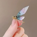 Exquisite gold-plated dragonfly brooch featuring purple pink gradient wings on fingertips - Dragonfly Purple