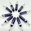 Polierte Amethyst-Sechskant-Prismenanhänger mit silbernen Metallösen auf weißem Grund - Anhänger mit Halskette / Transparentes Dunkelviolett