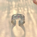 Detalle del anillo de ondas plateado con gema rosa y detalles de estrella - Abierto Ajustable / Acero Inoxidable Color Plata Zirconia Rosa