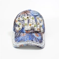 Dettaglio della lettera STAR realizzata con perle bianche e strass colorati sul cappellino - Regolabile / Blu STAR
