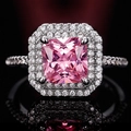 Luxuriöser Ring mit rosa Zirkonia im Prinzessschliff, Doppelhalo und Pavé-Fassung auf Schwarz - US 6 / Rosa